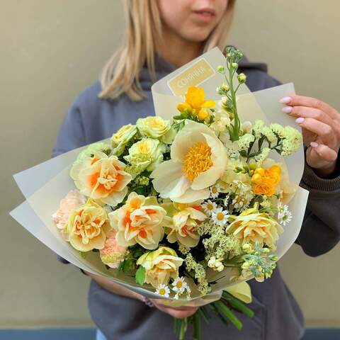 Bouquet «Sunny Smile», Flowers: Paeonia, Narcissus, Matthiola, Tanacetum, Dianthus