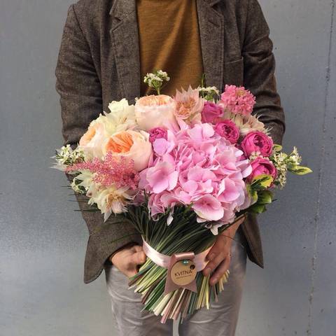 Sheaf «In delight», Stylish combination of pink shades of garden roses and larynx, the original bouquet format - will cause the recipient to be delighted. Our sheaves contain water and do not require a vase.