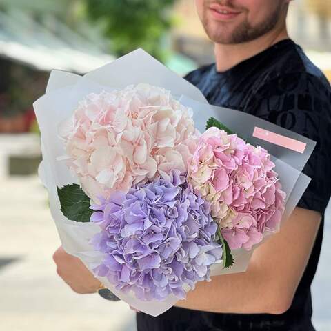 Photo of 3 delicate hydrangeas in a bouquet «Pastel miracle»
