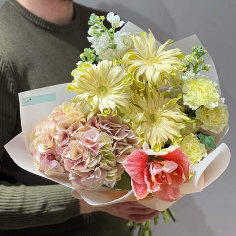 Bouquet «Shy handsome», Flowers: Hydrangea, Gerbera, Matthiola, Dianthus, Hippeastrum