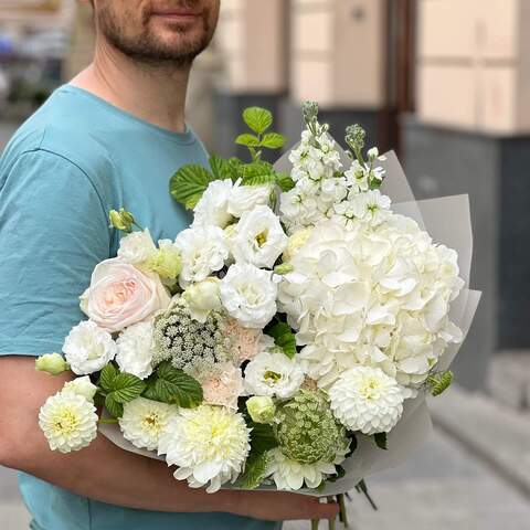 Photo of Light bouquet with hydrangea «Favorite Pearl»