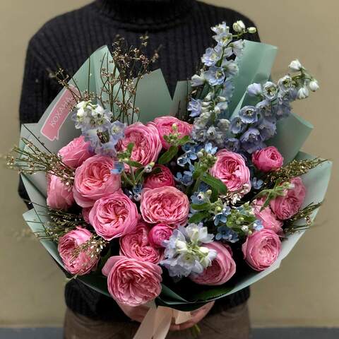 Букет «Влюблённая Мария», Цветы: Роза кустовая пионовидная, Оксипеталум, Дельфиниум, Гениста