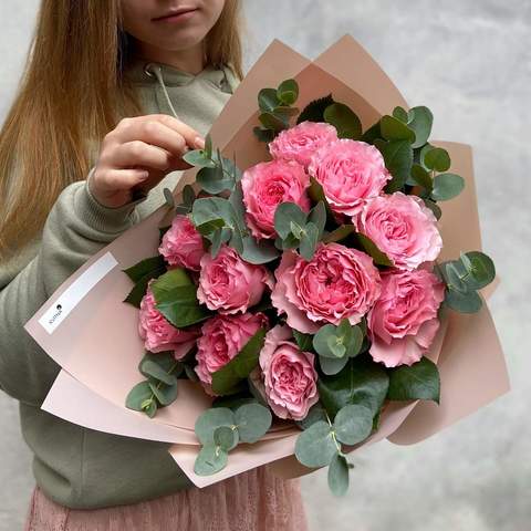 11 садових троянд «Mayra» з Евкаліптом, Рожева піоновидна троянда від плантації Alexandra Farms