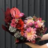Photo of Autumn bouquet with a flavor of wine and peaches