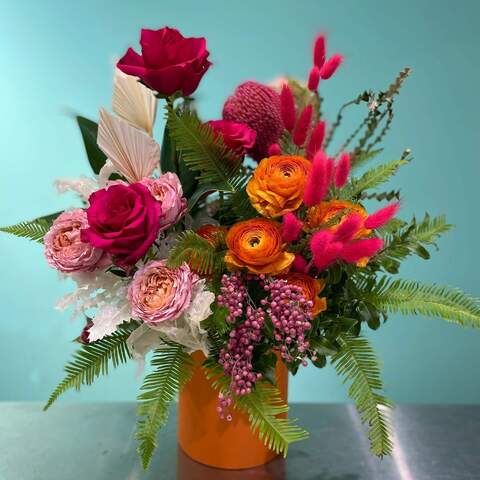 Коробка с цветами «Аррива», Цветы: Ранунклюс, Роза, Амбрелла, Роза пионовидная, Банксия