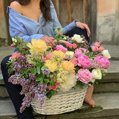 Розкішний кошик квітів «Сонячна Італія»