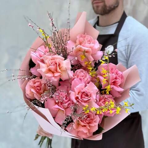 Bouquet «Peach Rhapsody», Flowers: Rose, Forsythia, Genista
