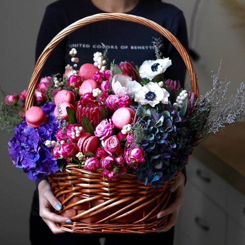 Basket «Flower-sweet greeting», Bright, juicy, with the addition of sweet macaroons.