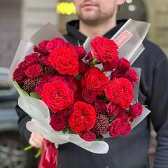 Яскравий букет із червоних піоновидних та кущових троянд «Мереживна пристрасть»