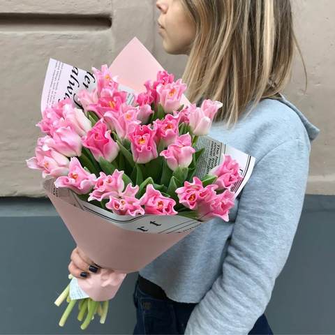 Хвилясті тюльпани «Рожевий поцілунок», Ніжно-рожеві тюльпани з незвичайною формою бутона.