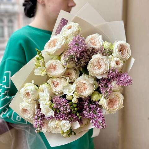 Изысканный букет с пионовидными розами и сиренью «Чрезвычайная нежность», Цветы: Роза пионовидная, Сирень, Фрезия