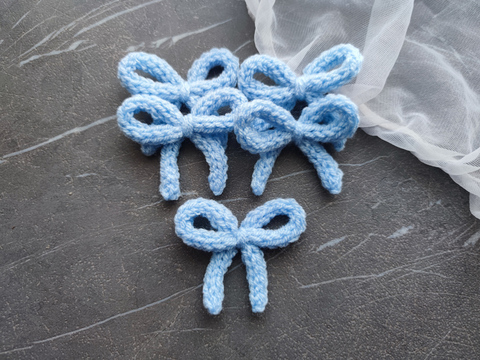Бантик з хвостиками в'язаний блакитний (ручної работи)