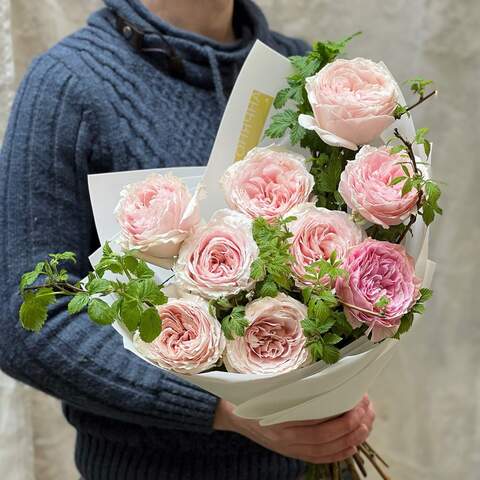 9 Tsumugi peony roses in a bouquet «Royal Ice cream», Flowers: Pion-shaped rose, Raspberry branches