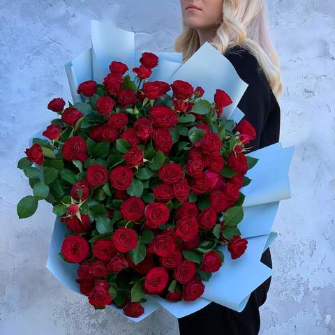 Букет червоних троянд «Пристрастний комлімент», 17 гілок кущової піоновидної троянди Rubi