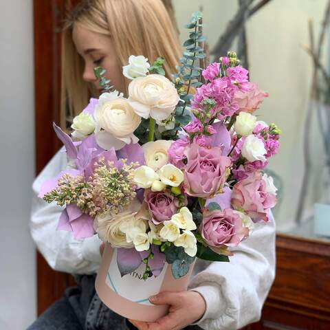 Коробка з квітами «Ранок», Квіти: Ранункулюс, Бузок, Матіола, Троянда, Фрезія, Салал