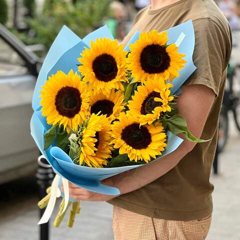 Photo of 7 sunflowers in a bouquet «Summer suns»
