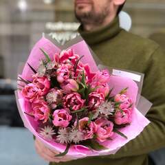 Романтичний весняний букет із піоновидних тюльпанів та астранції «Рожеві зорі»