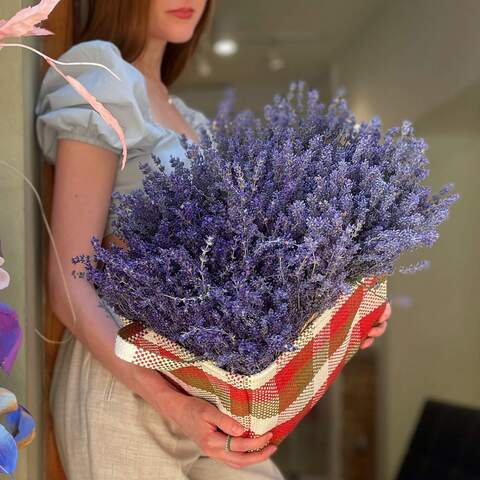 Basket with flowers «Lavender Dream», Flowers: Lavandula