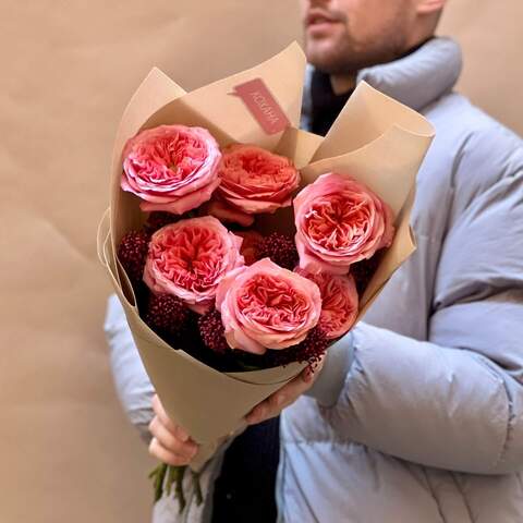 Розовый букет из пионовидных роз и скиммии «Романтическая встреча», Цветы: Роза пионовидная Candy X-Pression, Скиммия
