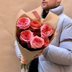 Рожевий букет з півонієподібних троянд та скімії «Романтична зустріч»