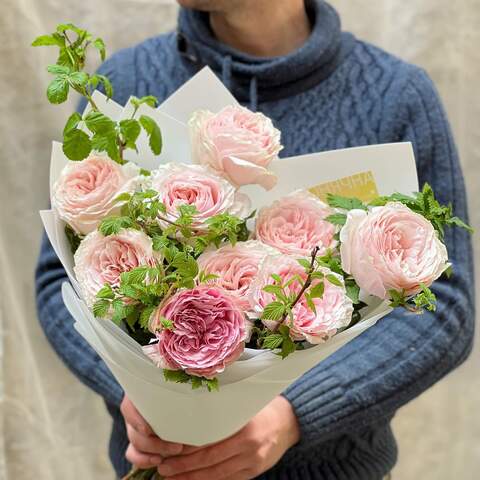 Photo of 9 Tsumugi peony roses in a bouquet «Royal Ice cream»
