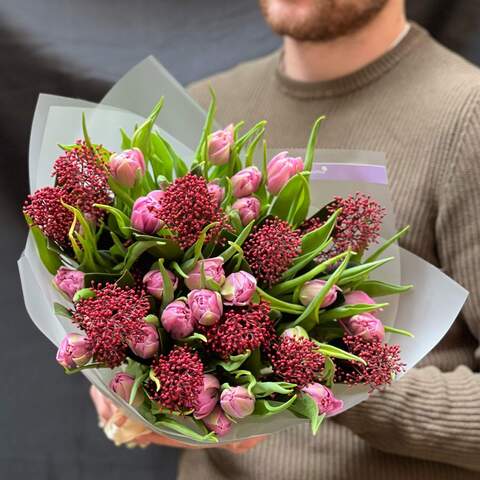 25 тюльпанов и скиммия в букете «Взгляд Катерины», Цветы: Тюльпан, Скимия