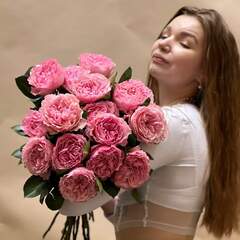 Ніжно-рожевий замріяний букет із піоновидних троянд «Закохана принцеса»
