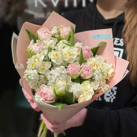 Нежный ароматный букет «Весенняя Иринка», Цветы: Тюльпан, Сирень, Нарцисс
