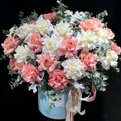 Коробка з квітами «За лаштунками кохання», Квіти: Троянда, Кверкус, Евкаліпт