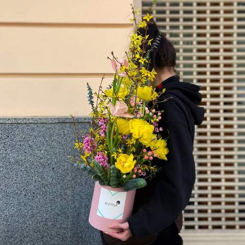 Коробка с цветами «Наша весна!», Цветы: Форзиция, Гиацинт, Нарцисс, Тюльпан, Хиперикум, Хамелациум, Эвкалипт
