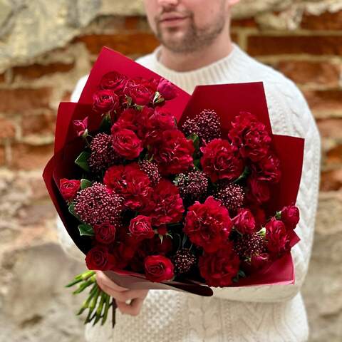 Красный триобукет со скиммией и кустовыми розами «Рубиновый шелк», Цветы: Скимия, Роза пионовидная кустовая, Диантус (Гвоздика)