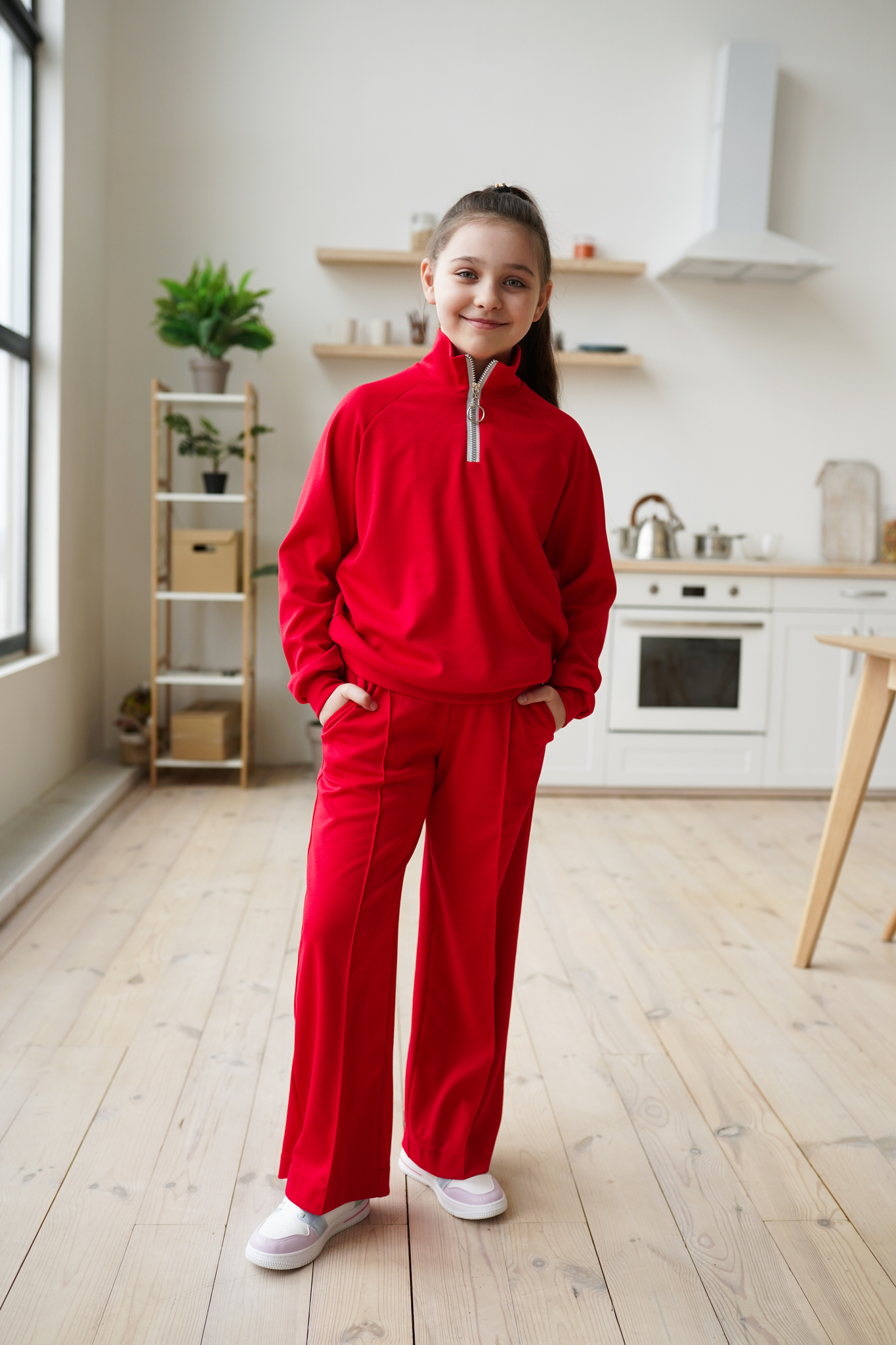 Дитячий, підлітковий костюм з трикотажу червоного кольору для дівчинки.