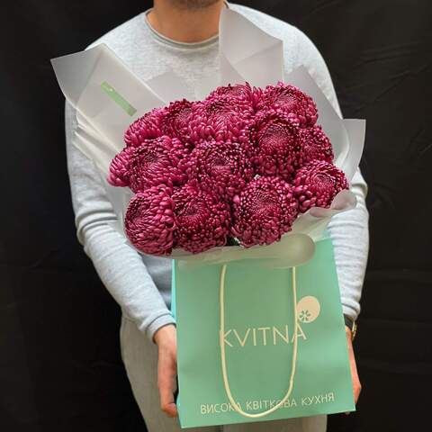 Photo of 13 chrysanthemums in a bouquet «Burgundy diamond»