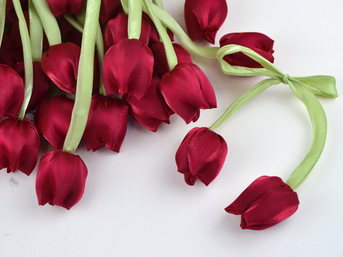 Тюльпани на стрічці вишневі