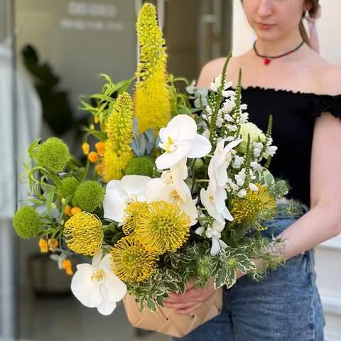 Photo of Basket with flowers «Sunny Honey»