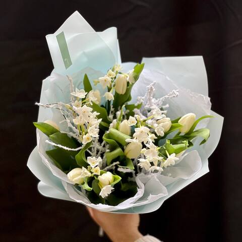Букет «Снежный комплимент», Цветы: Тюльпан, Нарцисс, Заснеженные веточки
