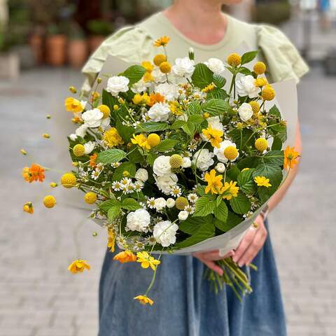 Field bouquet with cosmos and tanacetum «Solar Vortex», Flowers: Tanacetum, Dianthus, Cosmos, Craspedia, Rubus Idaeus