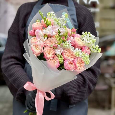 Букет с сиренью и кустовой пионовидной розой «Ароматный комплимент», Цветы: Роза пионовидная кустовая, Сирень, Фрезия