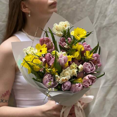 Ароматный весенний букет «Сияющий миг», Цветы: Тюльпан, Ранунклюс, Нарцисс, Прунус