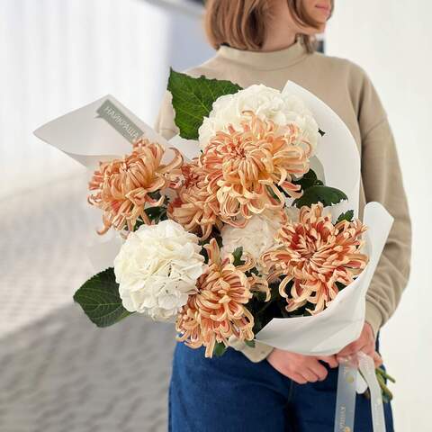 Bouquet «Affogato», Flowers: Hydrangea, Chrysanthemum