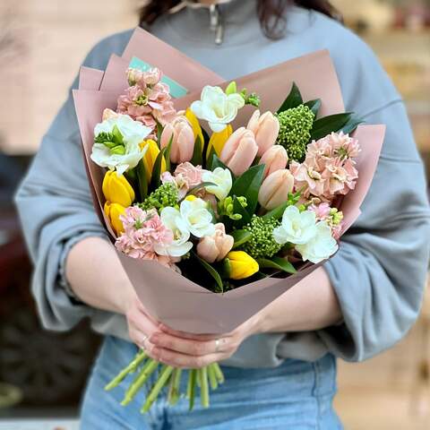 Букет с тюльпанами и маттиолой «Весенний ветерок», Цветы: Маттиола, Скимия, Фрезия, Тюльпан
