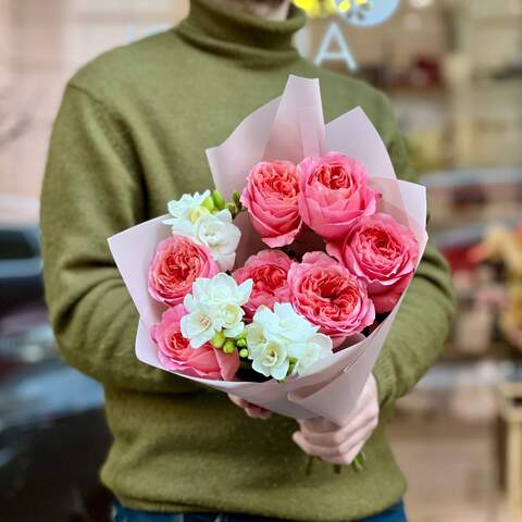 Нежный букет с фрезиями и пионовидными розами «Светлая нотка», Цветы: Фрезия, Роза пионовидная