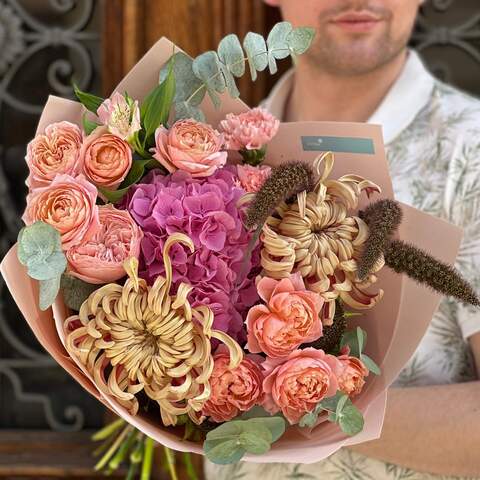 Bouquet in warm shades «Caramel Star», Flowers: Setaria, Eucalyptus, Alstroemeria, Dianthus, Hydrangea, Chrysanthemum, Peony Spray Rose