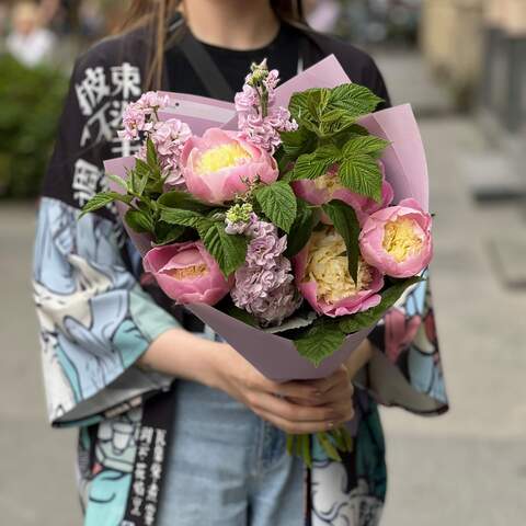 Fragrant bouquet with peonies «Evening Fantasy», Flowers: Matthiola, Paeonia, Rubus Idaeus