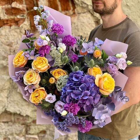 Contrasting bouquet with hydrangea «Colorful Orchestra», Flowers: Amaranthus Dark, Rubus Idaeus, Dahlia, Hydrangea