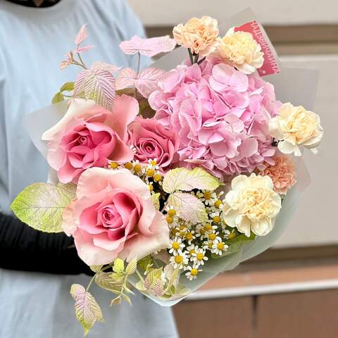Bouquet «Strawberry biscuit», Flowers: Rose, Hydrangea, Tanacetum, Dianthus