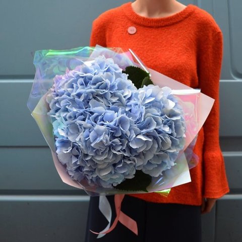 3 blue hydrangeas in a bouquet «Charming clouds», Maybe you wrap a few clouds?