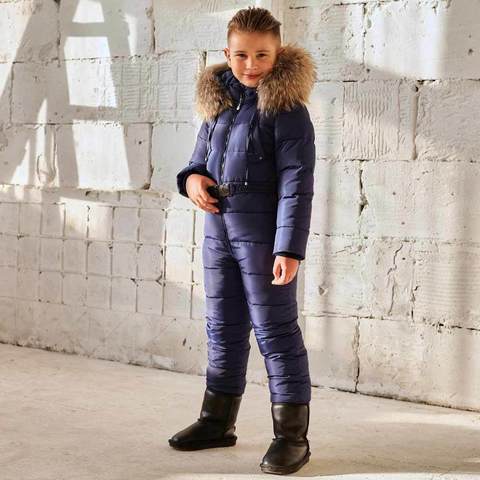 Детский однотонный зимний комбинезон темно синего цвета и опушкой из натурального меха для мальчиков