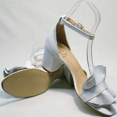 Красивые сандалии босоножки на толстом каблуке с ремешком Ari Andano K-0100 White.