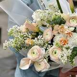 Photo of Delicate bouquet with ranunculi an calla lilies «Pink mother-of-pearl»